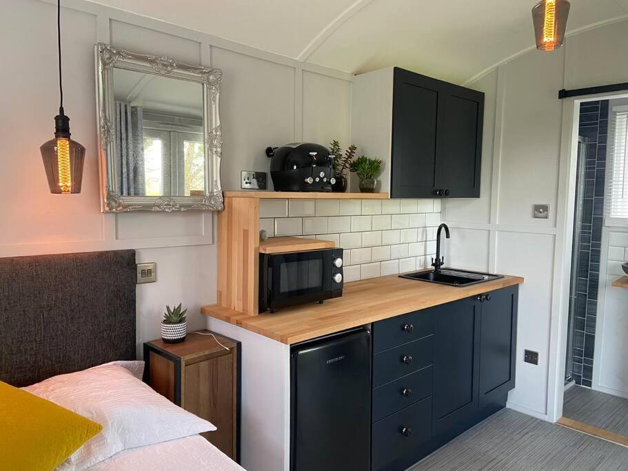 Beautiful Shepherd'S Hut Newmarket  Exterior foto